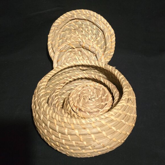 Nesting Sweetgrass Covered Bowls X3 - 7 1/2x4 1/4" // 5 3/4"x3" // 4"x2 1/8" - Picture 5 of 7